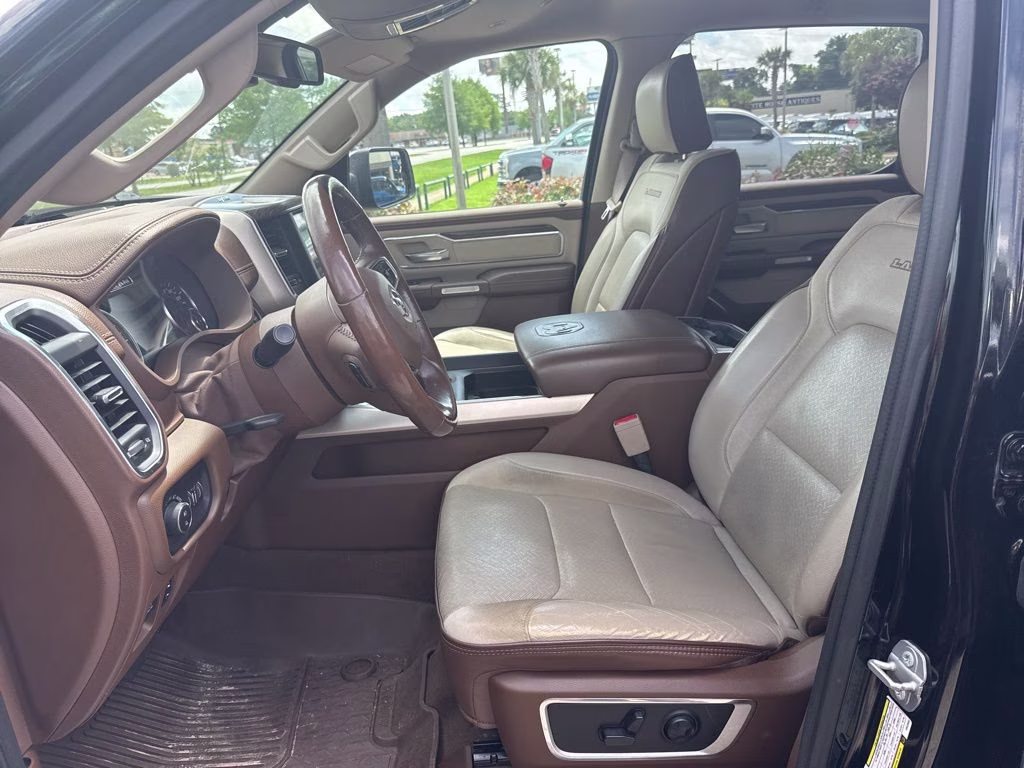 2019 Diamond Black Crystal Pearlcoat Ram 1500 Laramie 4X4 Truck
