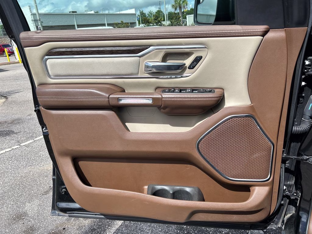 2019 Diamond Black Crystal Pearlcoat Ram 1500 Laramie 4X4 Truck