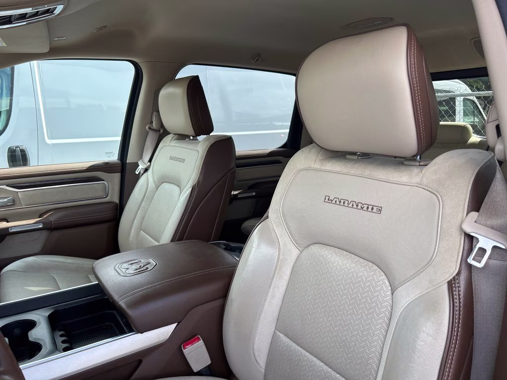 2019 Diamond Black Crystal Pearlcoat Ram 1500 Laramie 4X4 Truck