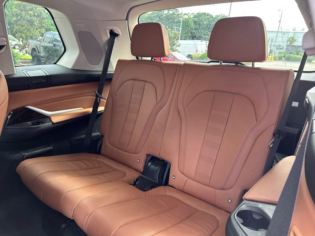 2021 Mineral White Metallic BMW X7 xDrive40i AWD SUV