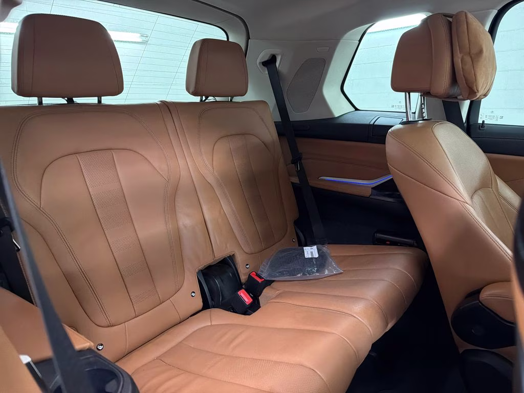 2021 Mineral White Metallic BMW X7 xDrive40i AWD SUV