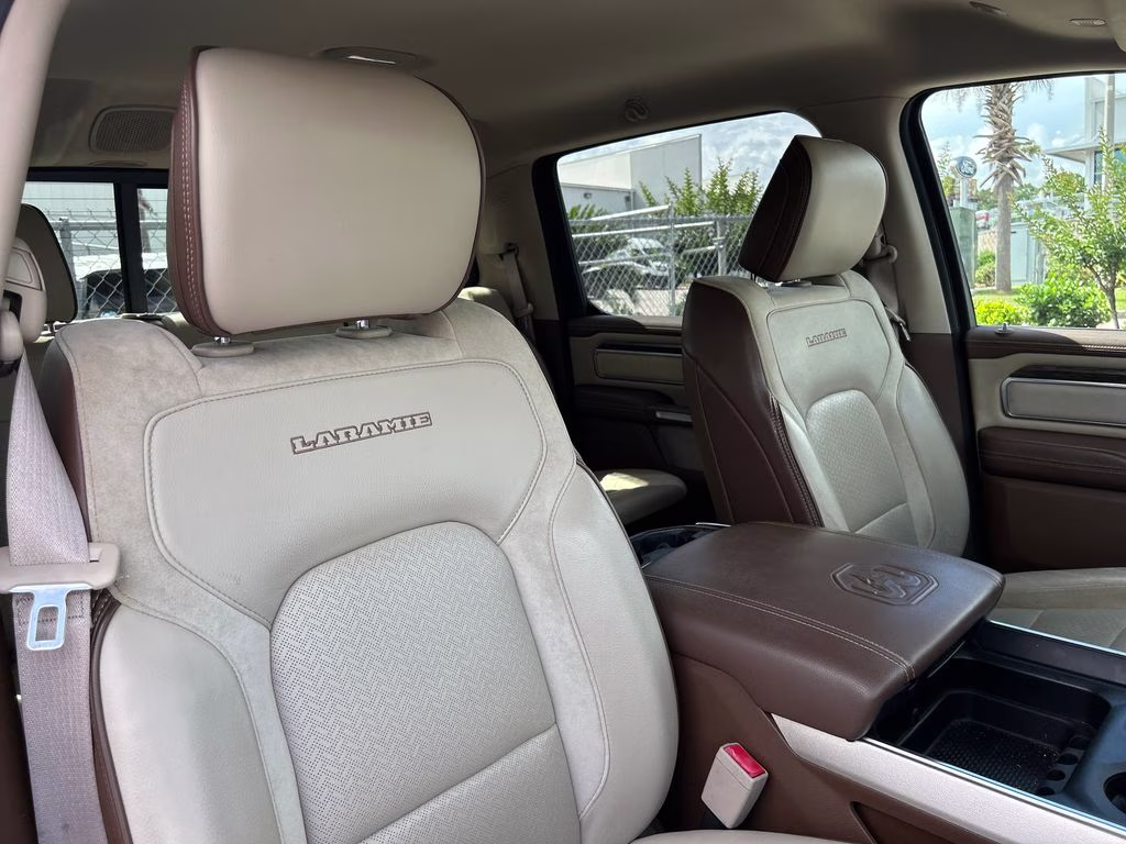 2019 Diamond Black Crystal Pearlcoat Ram 1500 Laramie 4X4 Truck
