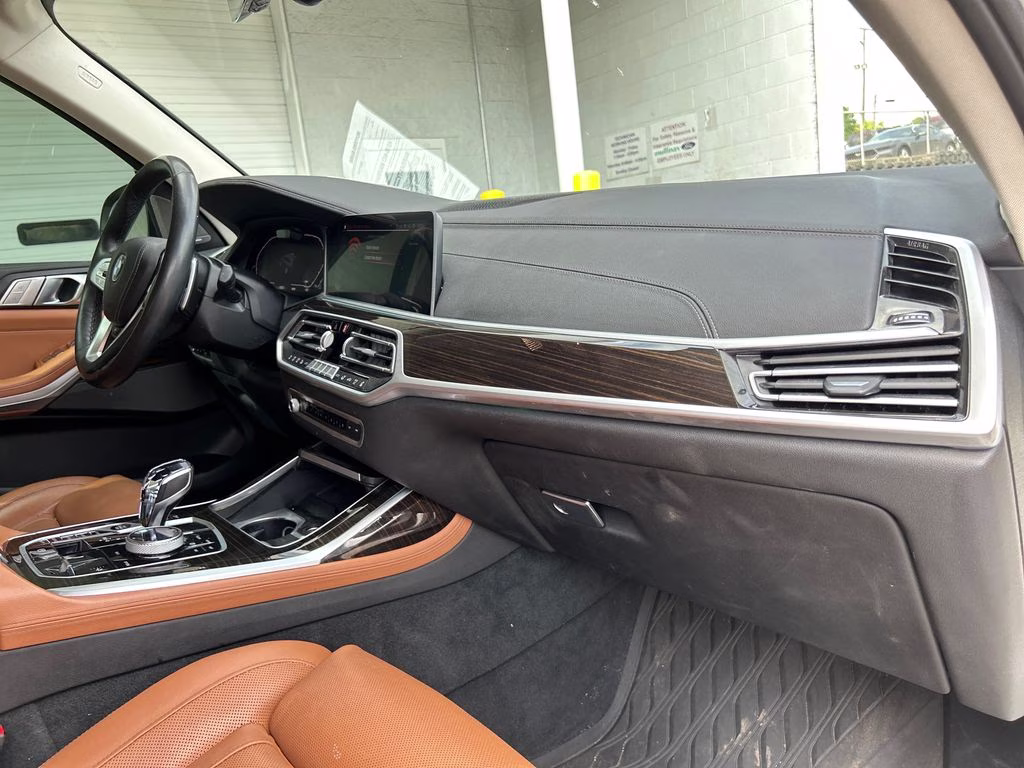 2021 Mineral White Metallic BMW X7 xDrive40i AWD SUV