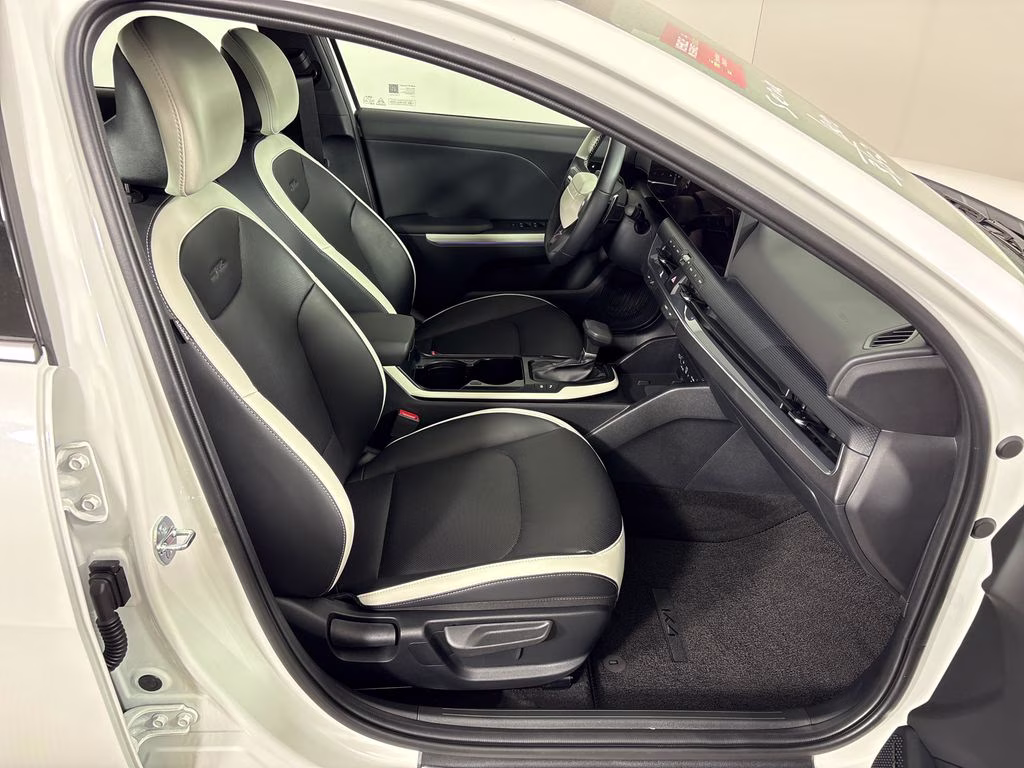 2026 Snow White Pearl Kia K4 GT-Line Turbo FWD Hatchback