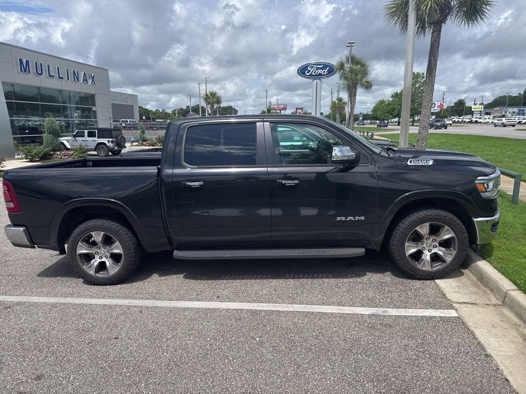 2019 Diamond Black Crystal Pearlcoat Ram 1500 Laramie 4X4 Truck