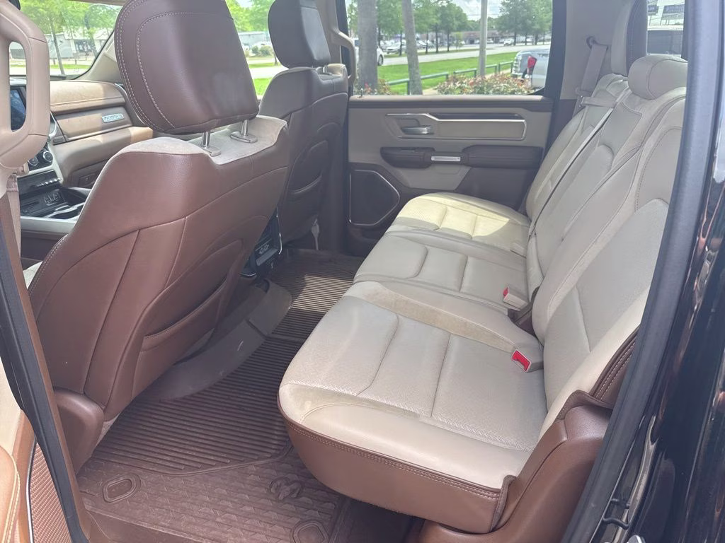 2019 Diamond Black Crystal Pearlcoat Ram 1500 Laramie 4X4 Truck