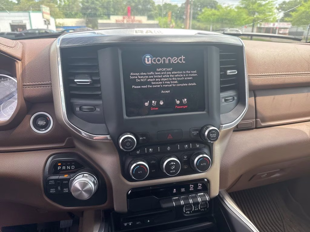 2019 Diamond Black Crystal Pearlcoat Ram 1500 Laramie 4X4 Truck