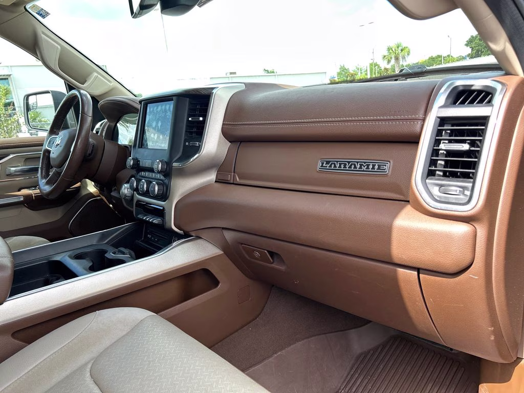 2019 Diamond Black Crystal Pearlcoat Ram 1500 Laramie 4X4 Truck