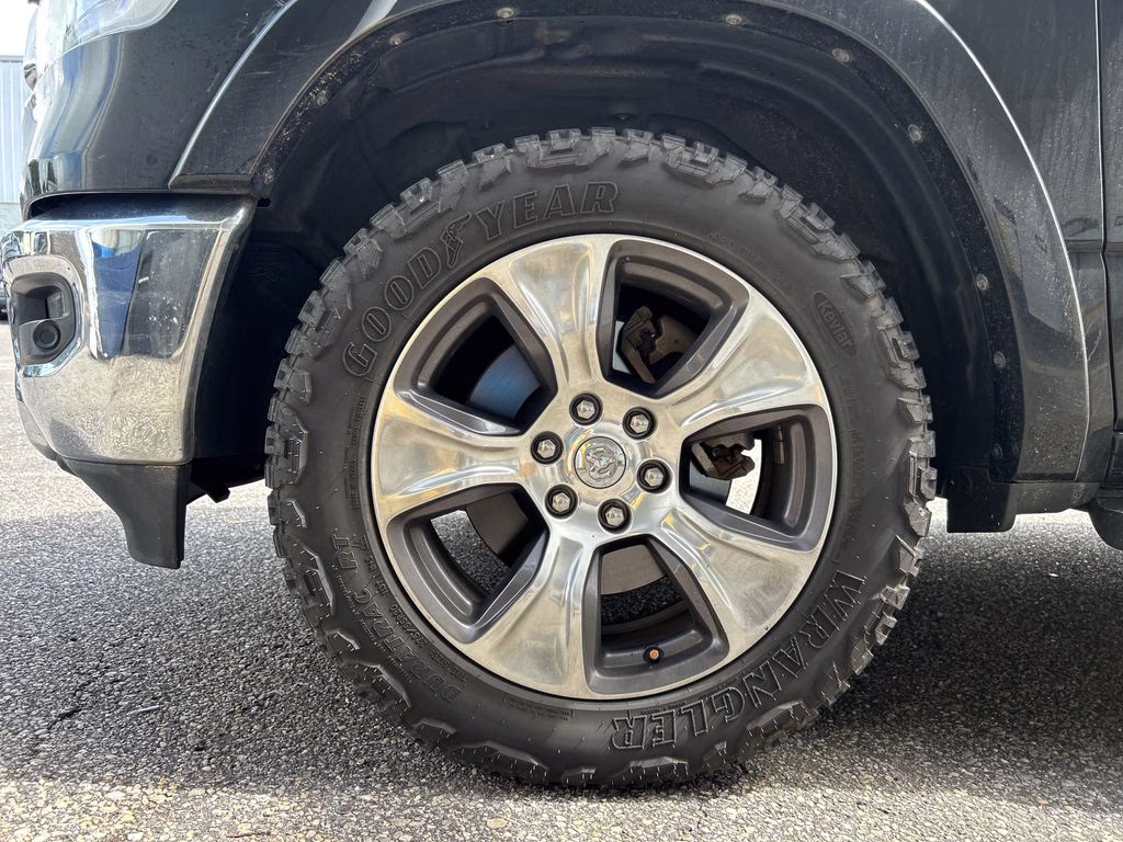 2019 Diamond Black Crystal Pearlcoat Ram 1500 Laramie 4X4 Truck