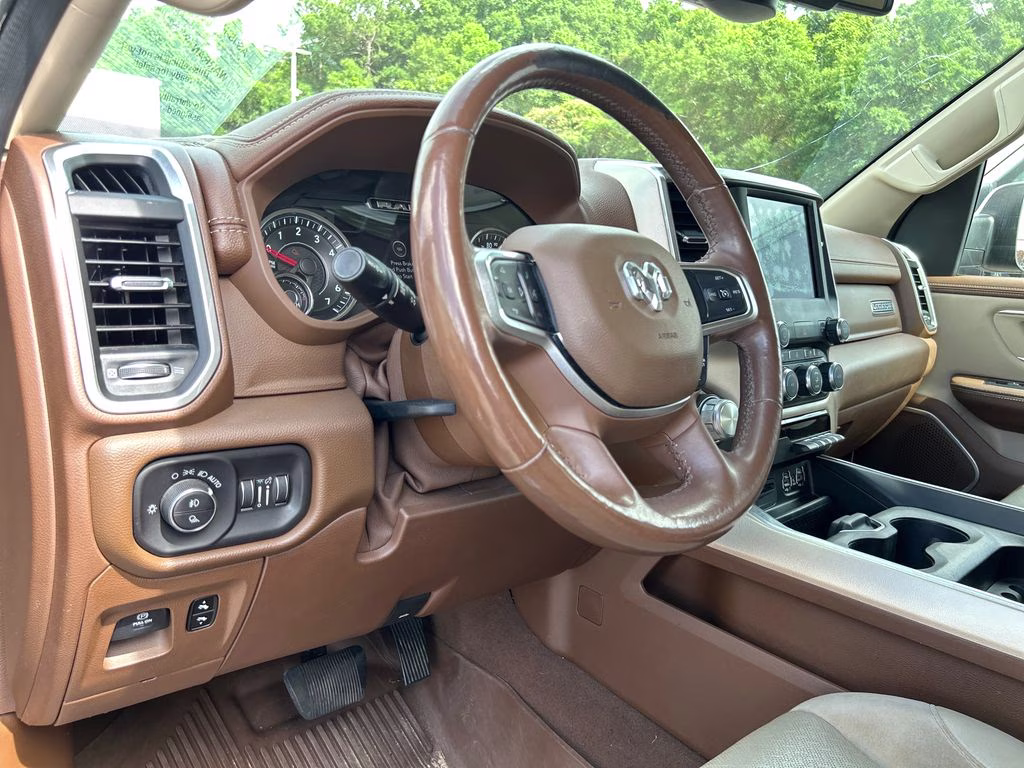 2019 Diamond Black Crystal Pearlcoat Ram 1500 Laramie 4X4 Truck