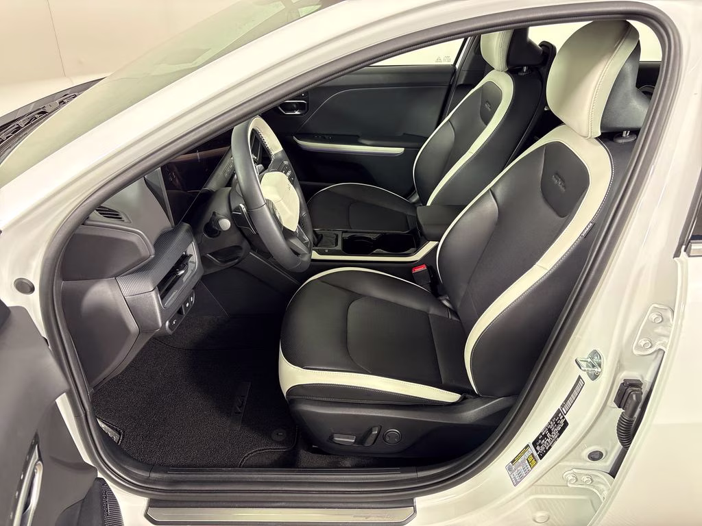 2026 Snow White Pearl Kia K4 GT-Line Turbo FWD Hatchback