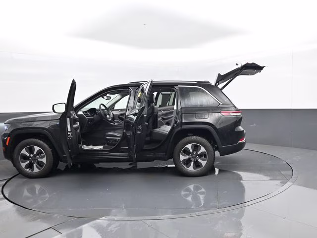 2022 Diamond Black Crystal Pearlcoat Jeep Grand Cherokee 4xe 4X4 SUV