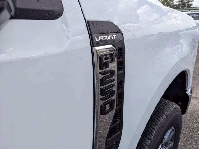 2026 Oxford White Ford Super Duty F-250 SRW Lariat 4X4 Truck