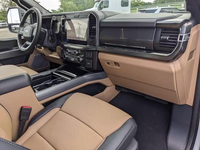 2026 Oxford White Ford Super Duty F-250 SRW Lariat 4X4 Truck