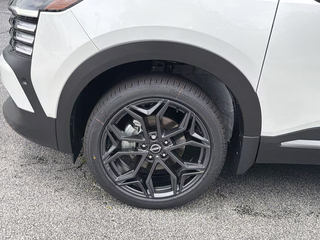 2026 Aspen White/Super Black Nissan Kicks SR AWD SUV