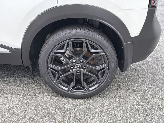 2026 Aspen White/Super Black Nissan Kicks SR AWD SUV