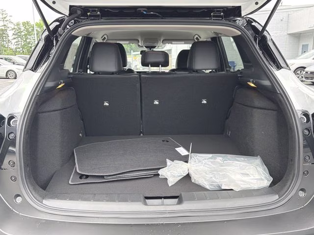 2026 Aspen White/Super Black Nissan Kicks SR AWD SUV