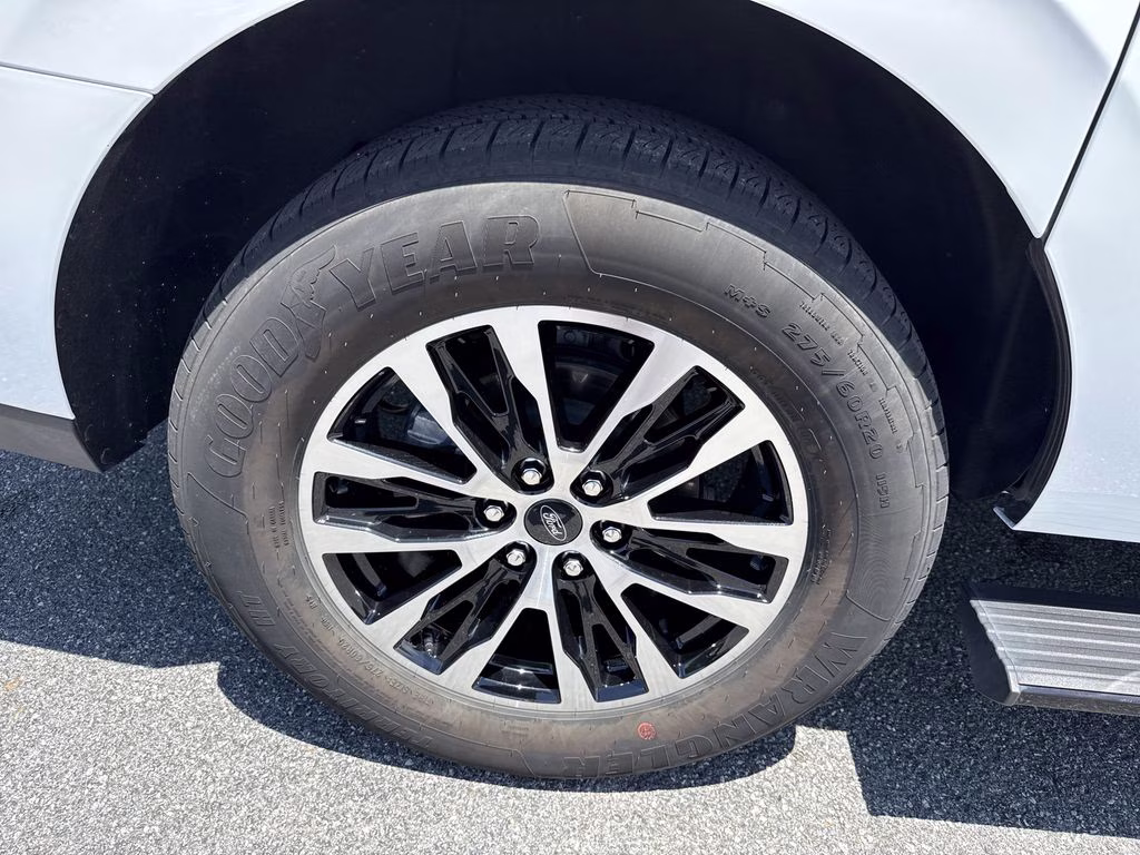 2025 Oxford White Ford Expedition Max Platinum 4X4 SUV