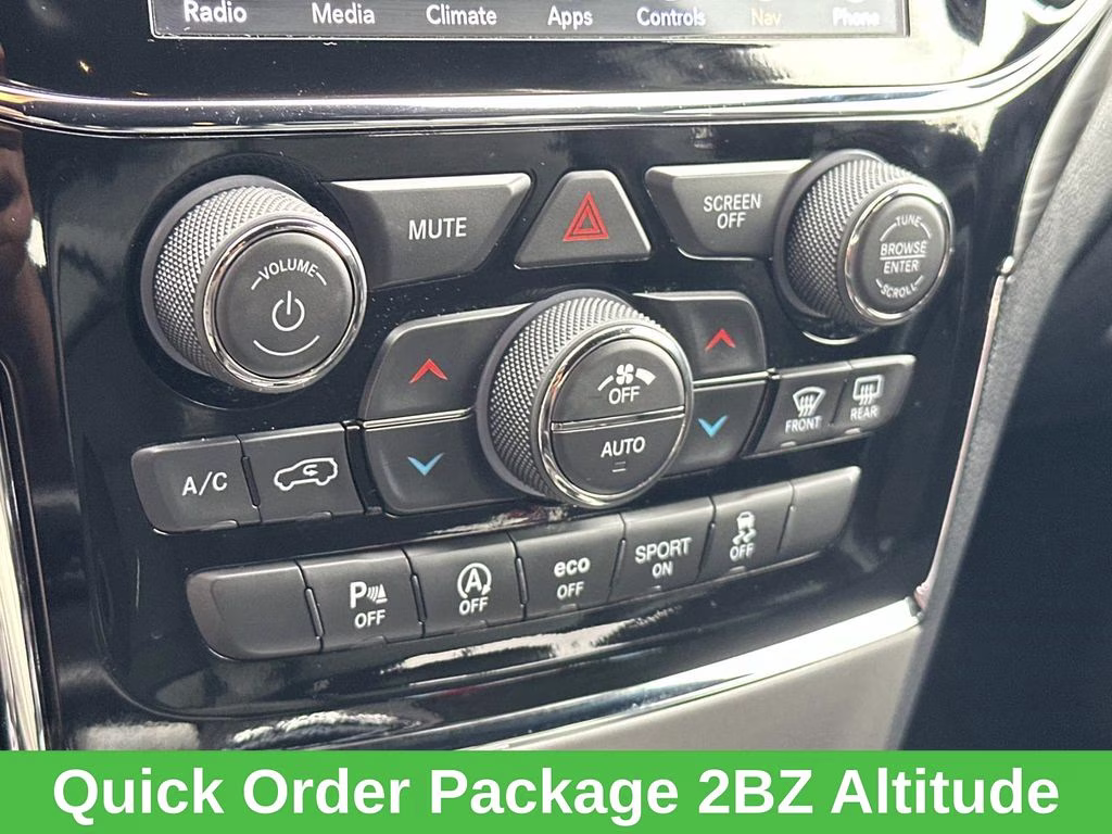 2019 Diamond Black Crystal Pearlcoat Jeep Grand Cherokee Altitude 4X4 SUV