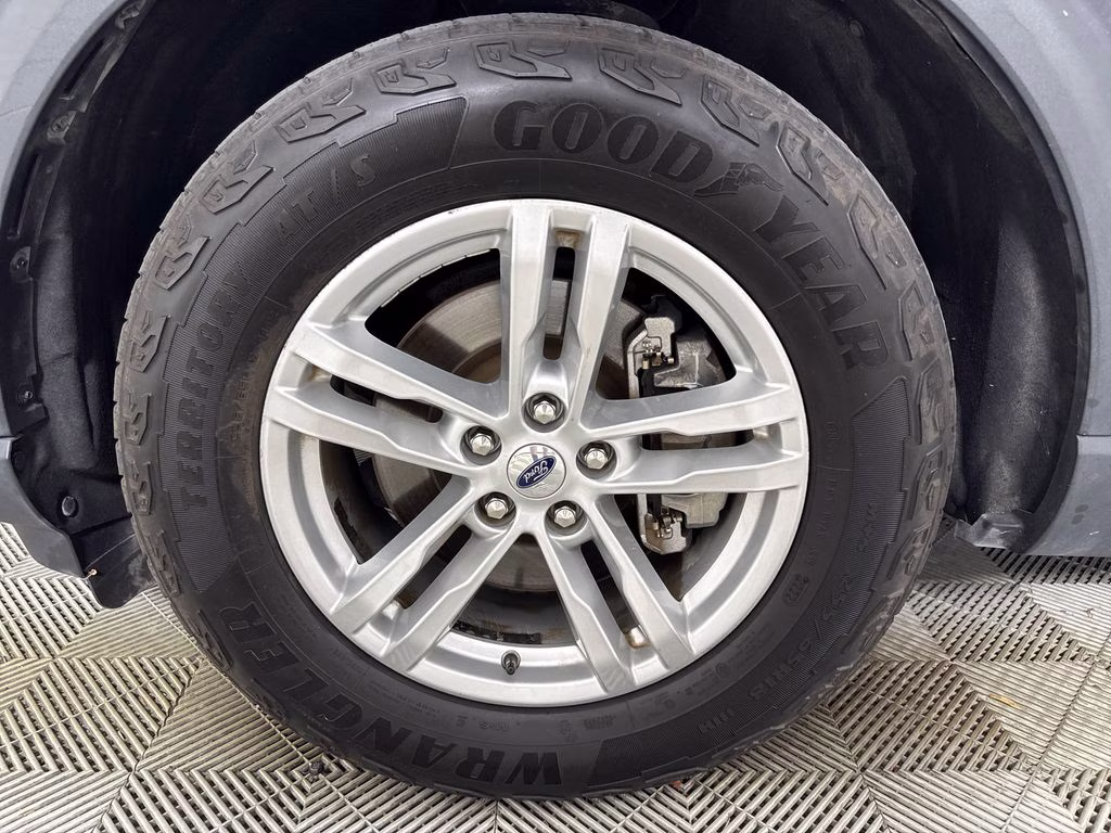 2021 Iconic Silver Metallic Ford Explorer XLT RWD SUV