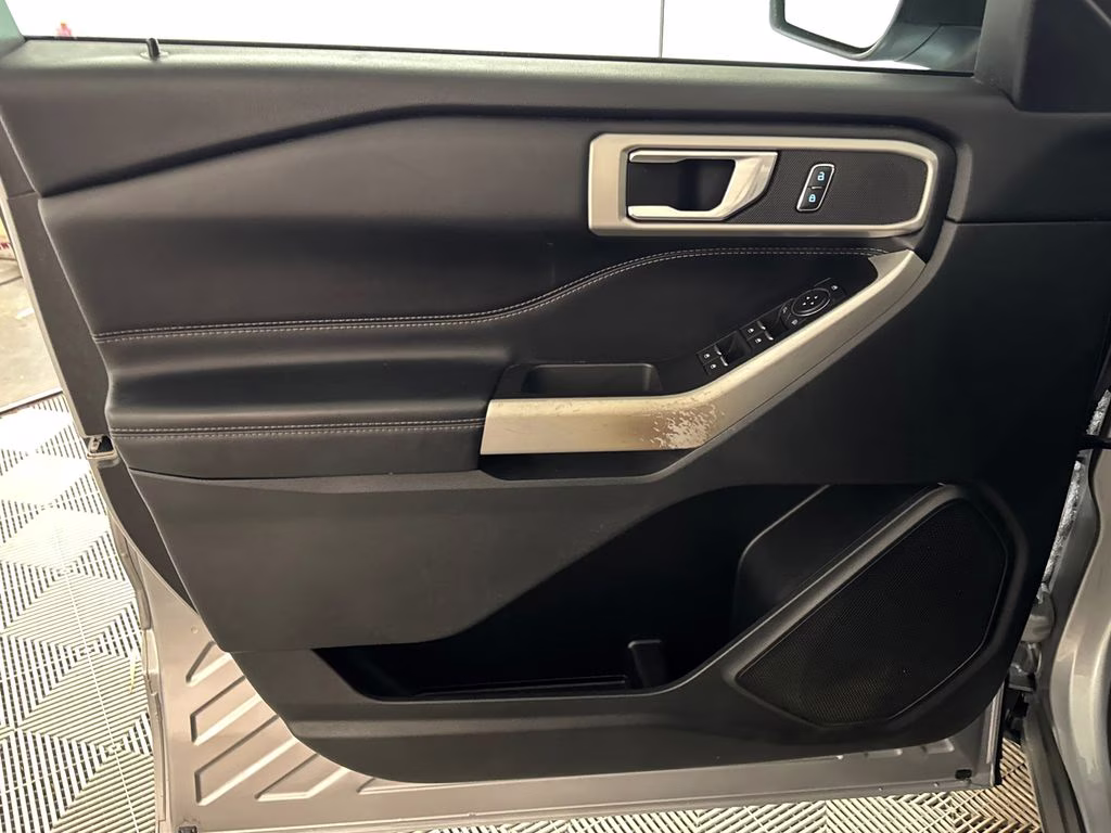 2021 Iconic Silver Metallic Ford Explorer XLT RWD SUV