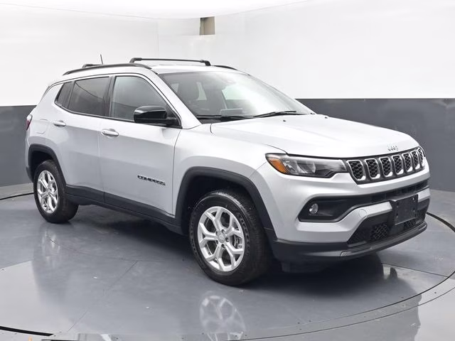 2024 Silver Zynith Metallic Clearcoat Jeep Compass Latitude 4X4 SUV