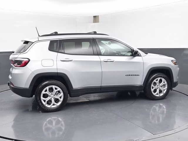2024 Silver Zynith Metallic Clearcoat Jeep Compass Latitude 4X4 SUV