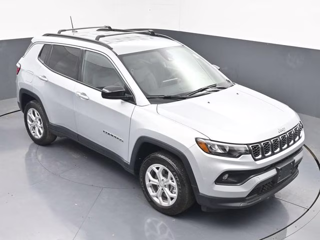 2024 Silver Zynith Metallic Clearcoat Jeep Compass Latitude 4X4 SUV