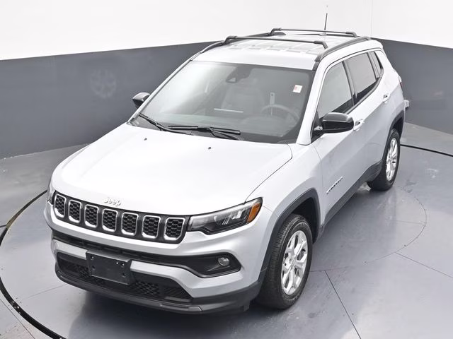 2024 Silver Zynith Metallic Clearcoat Jeep Compass Latitude 4X4 SUV