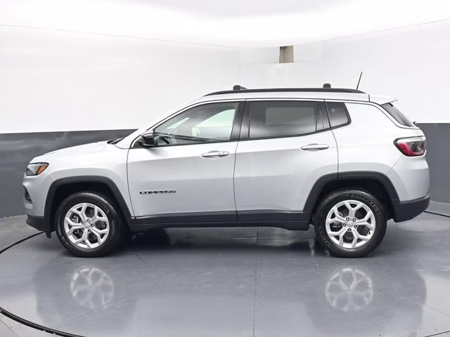 2024 Silver Zynith Metallic Clearcoat Jeep Compass Latitude 4X4 SUV