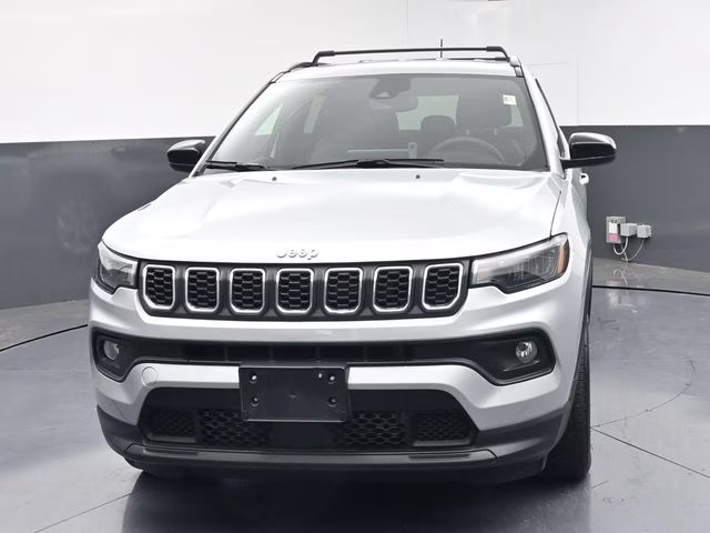 2024 Silver Zynith Metallic Clearcoat Jeep Compass Latitude 4X4 SUV
