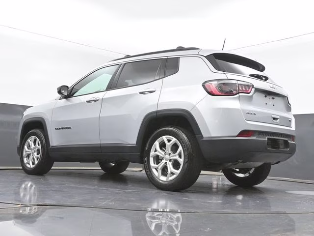 2024 Silver Zynith Metallic Clearcoat Jeep Compass Latitude 4X4 SUV