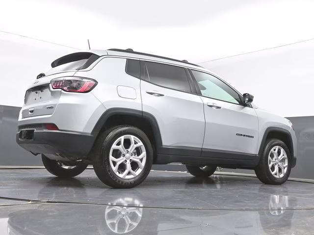2024 Silver Zynith Metallic Clearcoat Jeep Compass Latitude 4X4 SUV