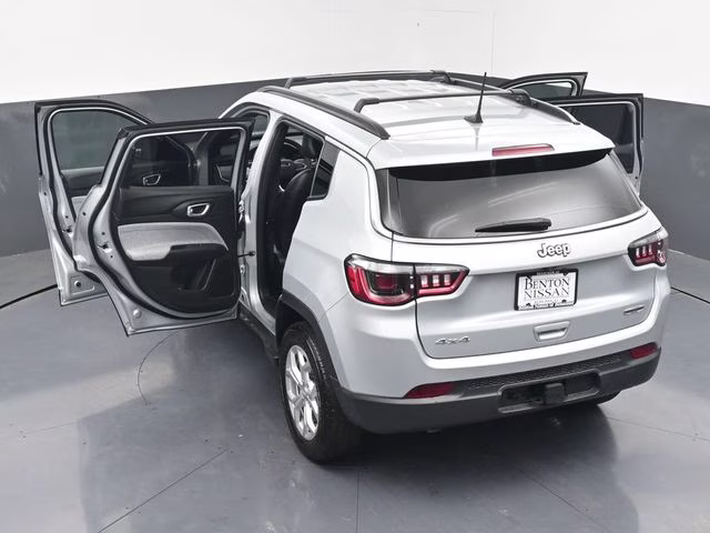 2024 Silver Zynith Metallic Clearcoat Jeep Compass Latitude 4X4 SUV