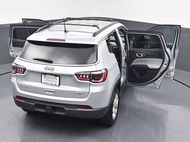 2024 Silver Zynith Metallic Clearcoat Jeep Compass Latitude 4X4 SUV