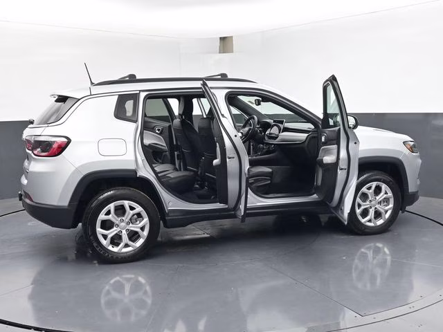 2024 Silver Zynith Metallic Clearcoat Jeep Compass Latitude 4X4 SUV