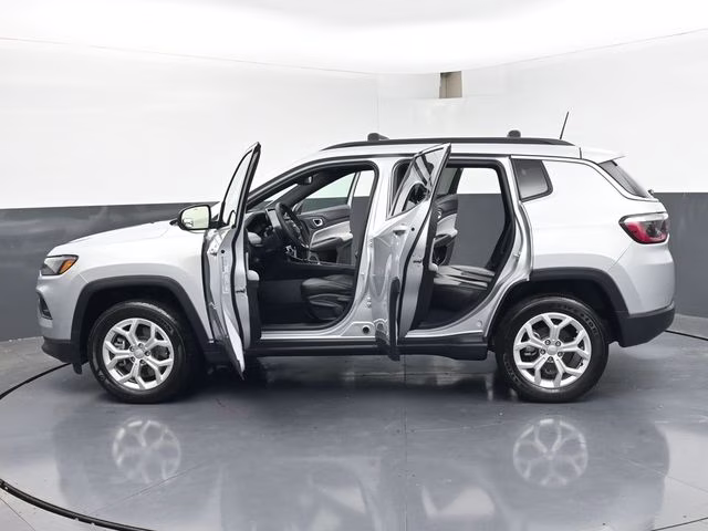 2024 Silver Zynith Metallic Clearcoat Jeep Compass Latitude 4X4 SUV