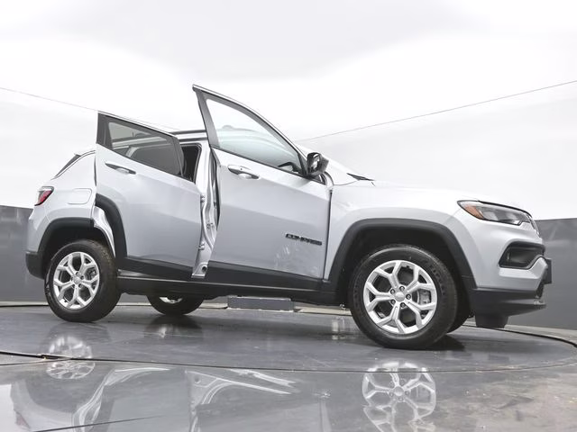 2024 Silver Zynith Metallic Clearcoat Jeep Compass Latitude 4X4 SUV