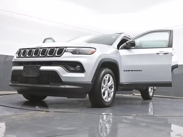 2024 Silver Zynith Metallic Clearcoat Jeep Compass Latitude 4X4 SUV