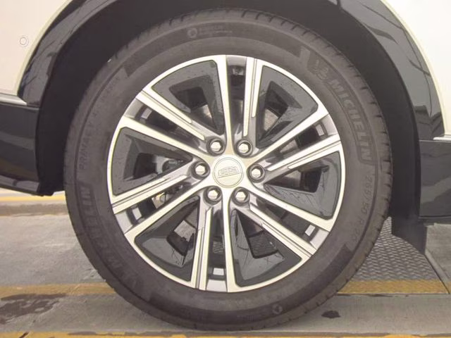 2025 Crystal White Tricoat Cadillac LYRIQ Luxury RWD SUV