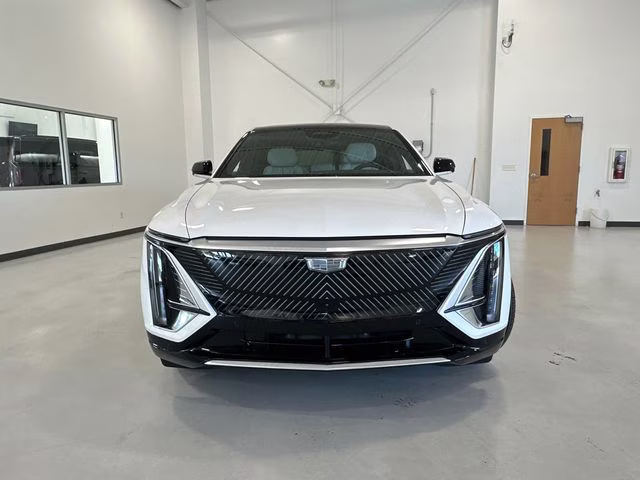 2025 Crystal White Tricoat Cadillac LYRIQ Luxury RWD SUV
