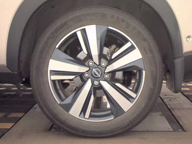 2024 Champagne Silver Metallic Nissan Rogue SL AWD SUV
