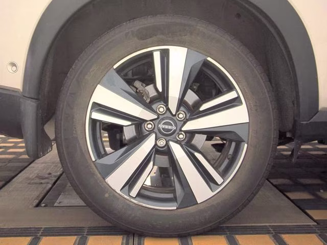 2024 Champagne Silver Metallic Nissan Rogue SL AWD SUV