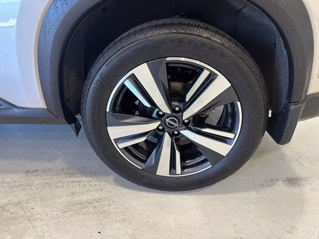 2024 Champagne Silver Metallic Nissan Rogue SL AWD SUV