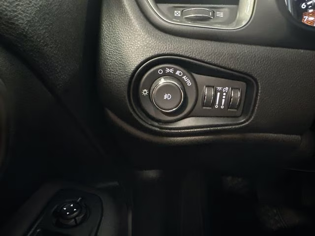 2022 Alpine White Clearcoat Jeep Renegade Limited 4X4 SUV