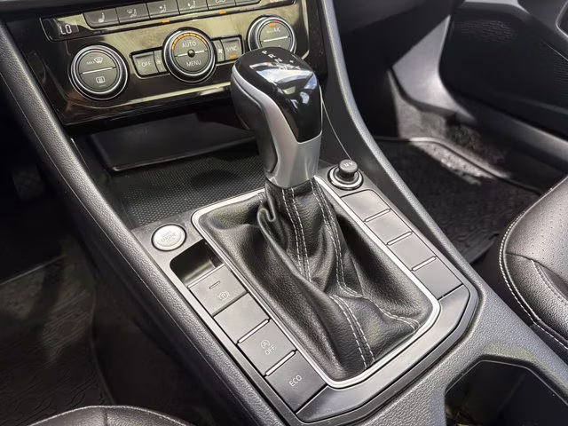 2023 Platinum Gray Metallic Volkswagen Jetta 1.5T SE FWD Sedan