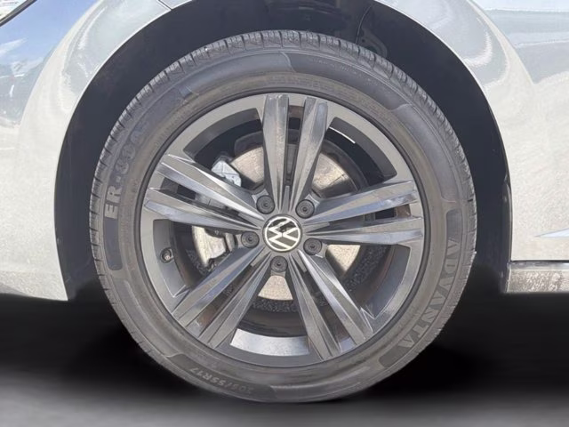2023 Platinum Gray Metallic Volkswagen Jetta 1.5T SE FWD Sedan