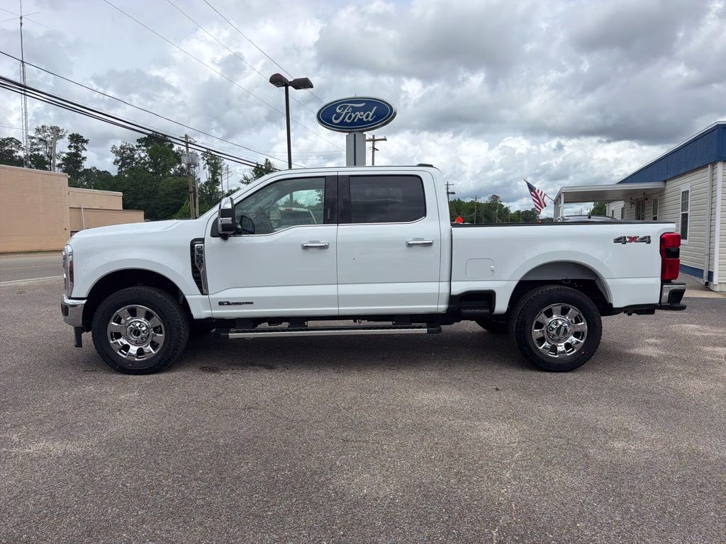 2026 Oxford White Ford Super Duty F-350 SRW Lariat 4X4 Truck