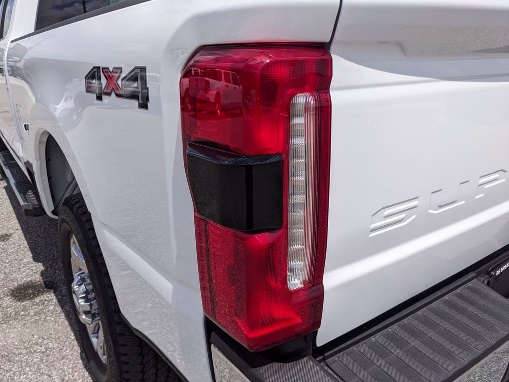 2026 Oxford White Ford Super Duty F-350 SRW Lariat 4X4 Truck