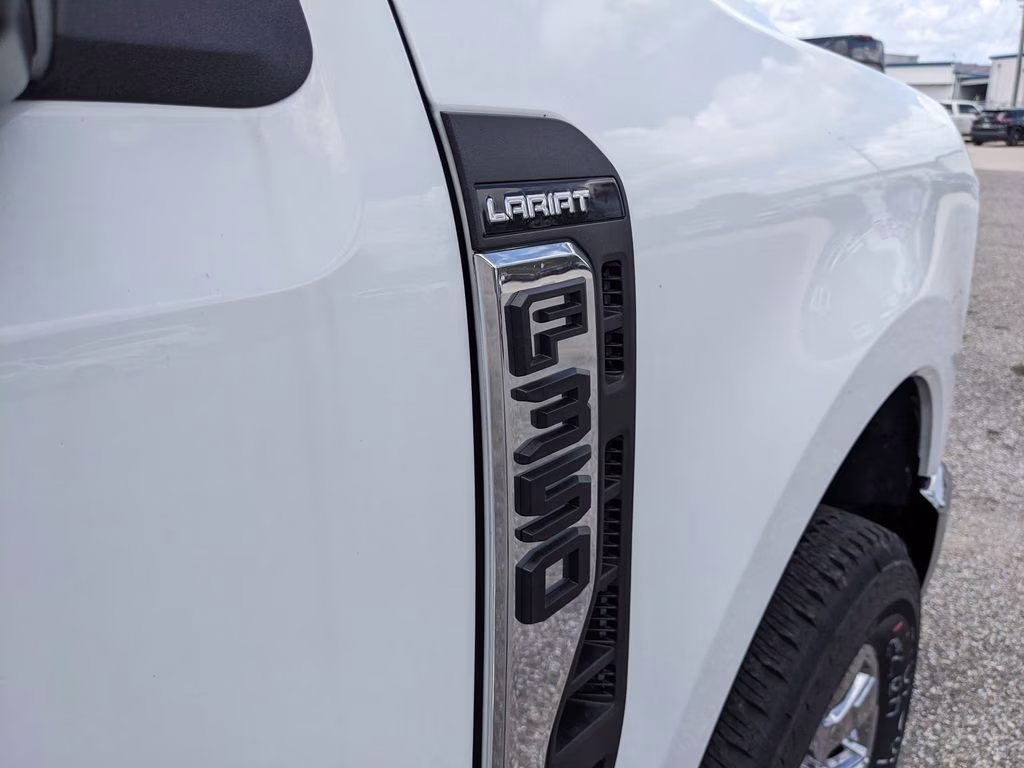2026 Oxford White Ford Super Duty F-350 SRW Lariat 4X4 Truck